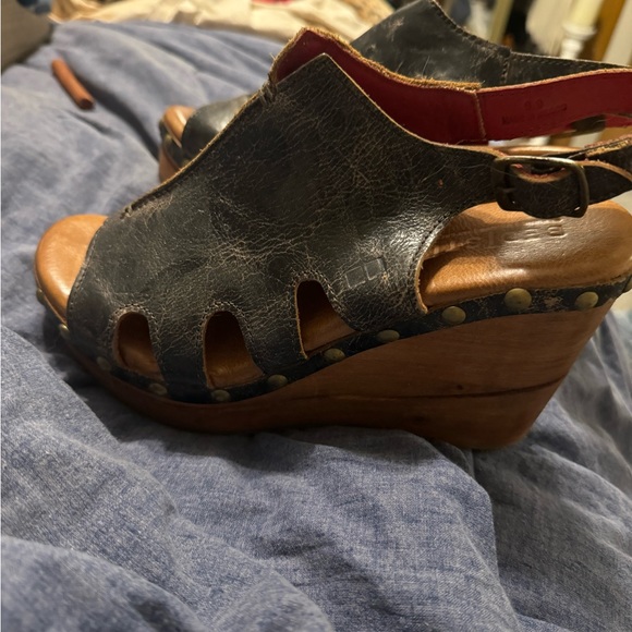 Distressed looking Bed Stu wooden and leather wedge sandal. Brown/black - Picture 3 of 6